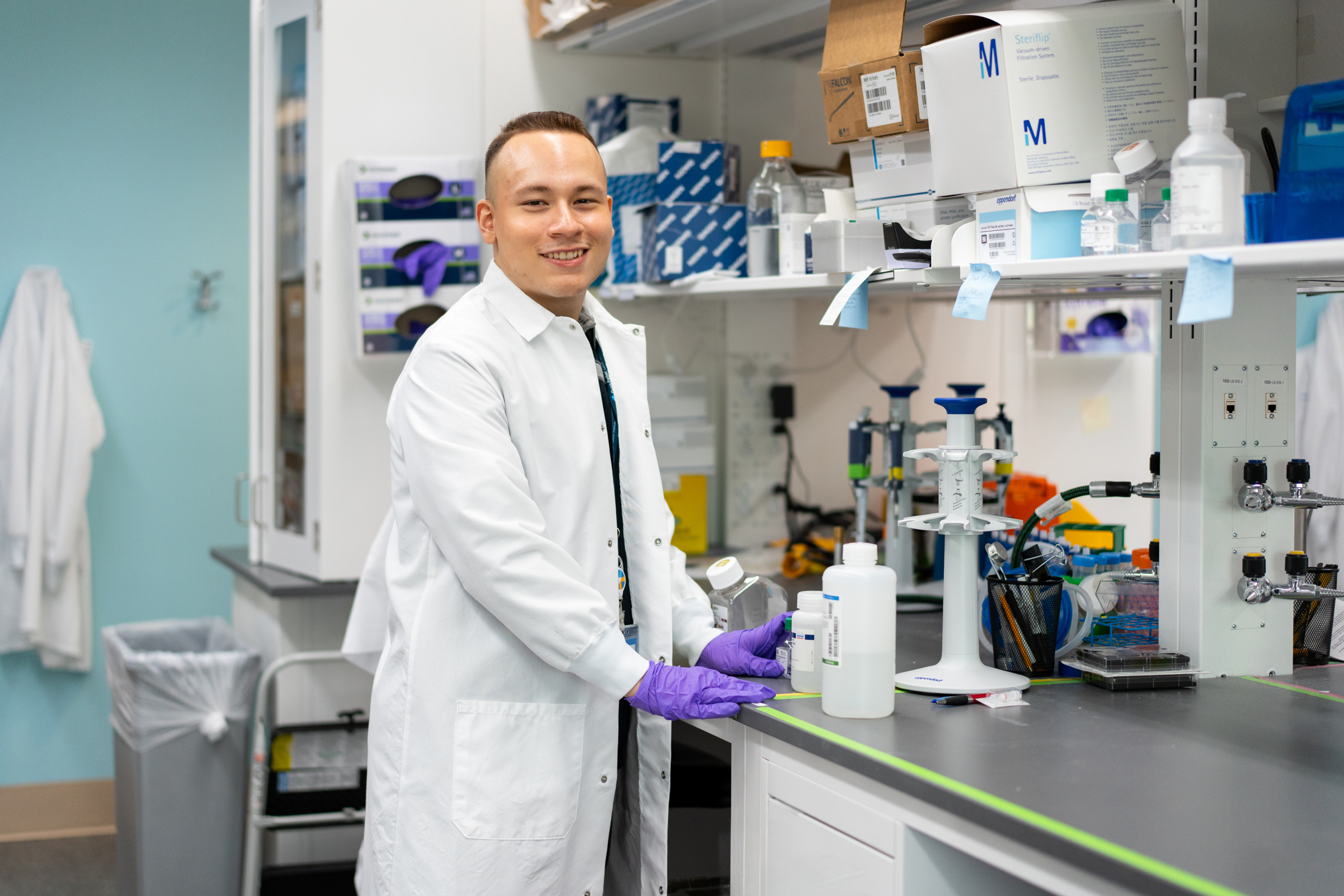 Fernando Medina in the lab at Dana-Farber. 